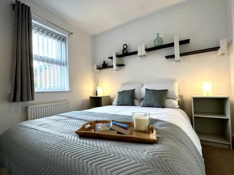 Dale House by Blue Skies Stays House in Middlesbrough