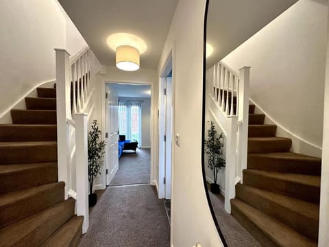 Dale House by Blue Skies Stays House in Middlesbrough