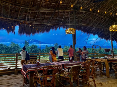Restaurant/places to eat, Restaurant/places to eat, People, Natural landscape, group of guests