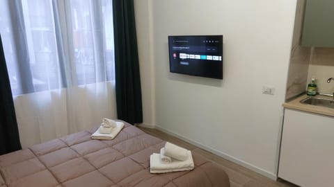 Bed, TV and multimedia, Bedroom