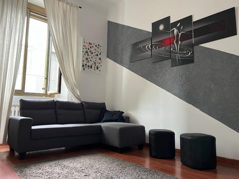 Living room, hair dresser, locker, locker, air conditioner, air conditioner