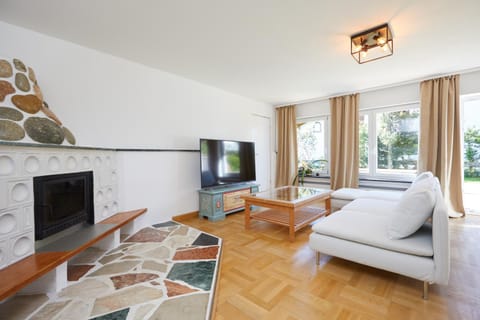 TV and multimedia, Living room, Photo of the whole room, Seating area, Evening entertainment