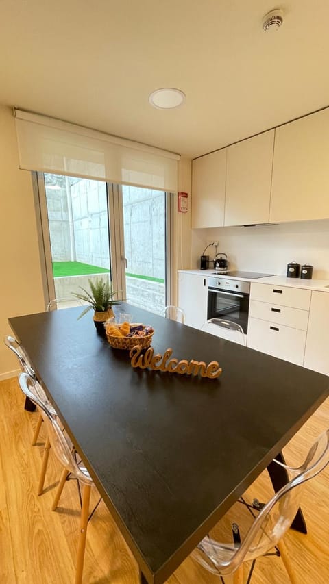 Kitchen or kitchenette, Dining area, minibar, pet friendly, stove