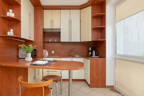 Coffee/tea facilities, Kitchen or kitchenette, stove