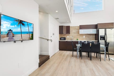 Kitchen or kitchenette, Dining area, stove