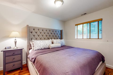 Oak Grove Getaway House in Lake Oswego