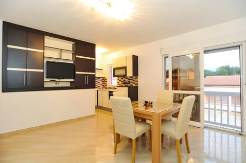Kitchen or kitchenette, Living room, Seating area, Dining area, minibar, stove