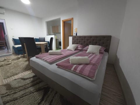 Bed, TV and multimedia, Photo of the whole room, Bedroom, towels