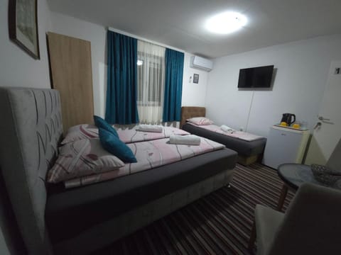 Bed, TV and multimedia, Photo of the whole room, Bedroom, towels