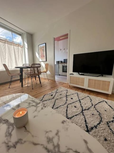 Communal lounge/ TV room, TV and multimedia, Seating area, Dining area