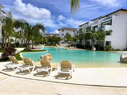 Garden, Garden view, Pool view, Swimming pool, sunbed
