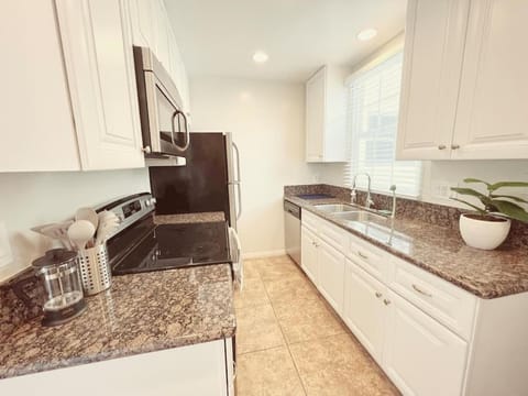 Beach Bungalow #3 in Newport Beach (A/C Included) Apartment in Balboa Peninsula