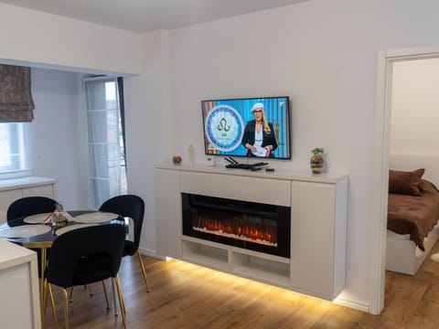 TV and multimedia, Living room, Seating area, Evening entertainment