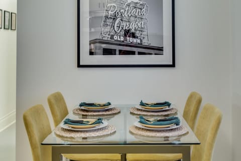 Seating area, Dining area