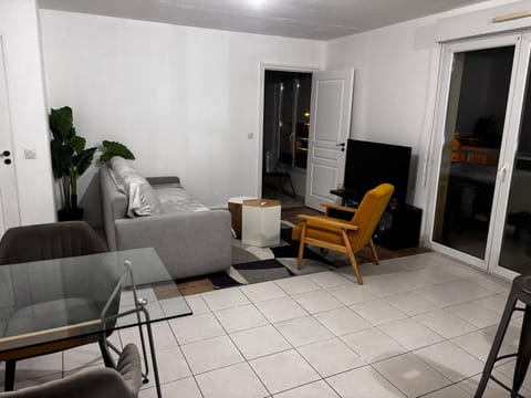 Mondello Hôtellerie Appartement de standing entièrement rénové, 47m2 avec piscine Cannes Apartment in Mougins