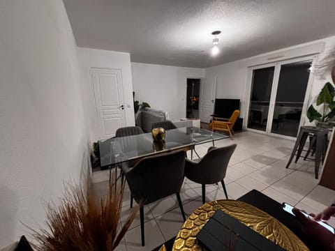 Mondello Hôtellerie Appartement de standing entièrement rénové, 47m2 avec piscine Cannes Apartment in Mougins