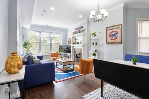 Game Day Getaway - 3BR in Vibrant Wrigleyville Apartment in Wrigleyville