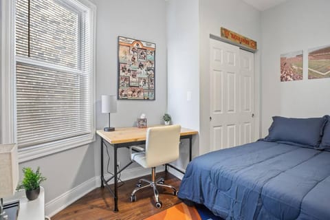 Game Day Getaway - 3BR in Vibrant Wrigleyville Apartment in Wrigleyville