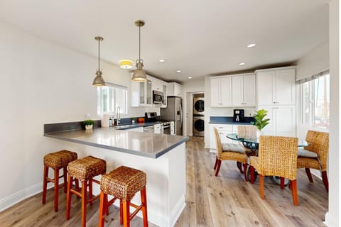 Kitchen or kitchenette, Seating area, Dining area, dishwasher, stove