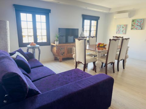 TV and multimedia, Living room, Seating area, Dining area