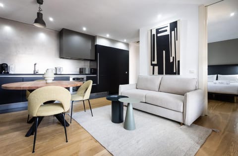 Bed, Kitchen or kitchenette, Photo of the whole room, Seating area, Dining area, Bedroom