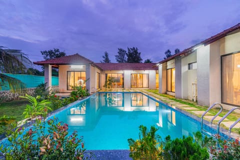 Property building, Garden, Garden view, Pool view, Swimming pool, sunbed