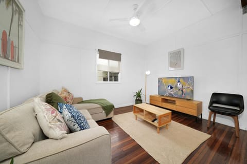 TV and multimedia, Living room, Seating area, Evening entertainment