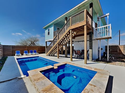 Property building, Hot Tub, Balcony/Terrace, Swimming pool