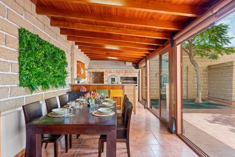 Balcony/Terrace, Food and drinks, Seating area, Dining area, Food