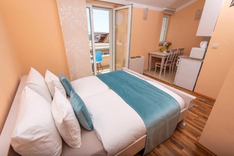 Bed, Balcony/Terrace, Dining area