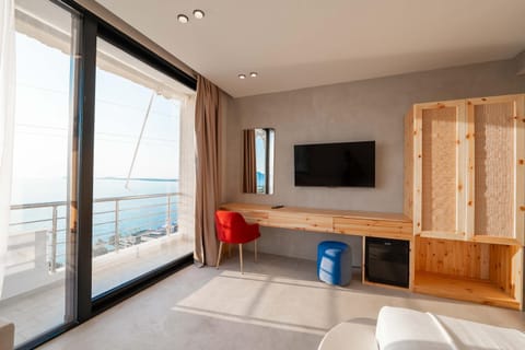 Bed, Seating area, Bedroom