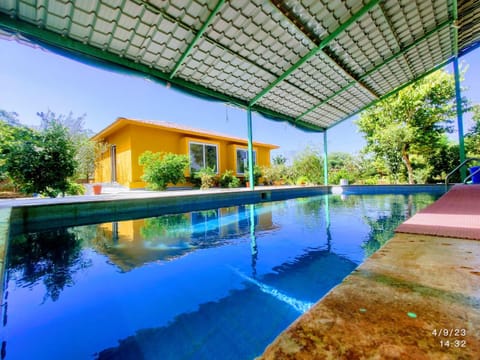 Property building, Day, Pool view, Swimming pool