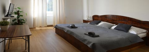 Bed, TV and multimedia, Bedroom