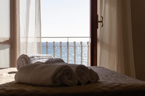 Bed, Natural landscape, View (from property/room), Balcony/Terrace, Photo of the whole room, Bedroom, Sea view, towels