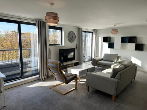 BEST PRICE! - HUGE 3 Bed 2 Bath City Centre Newly Refurbished Apartment, Up to 7 guests - FREE SECURE PARKING - SMART TV - SINGLES OR KING SIZE BEDS Apartment in Southampton