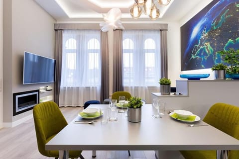 TV and multimedia, Living room, Food and drinks, Seating area, Dining area, Food