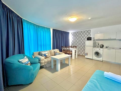 Kitchen or kitchenette, Living room, Seating area, Dining area, microwave, washing machine