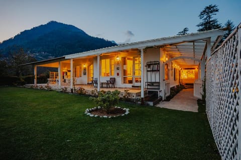 Property building, Natural landscape, Garden, Garden view, Mountain view