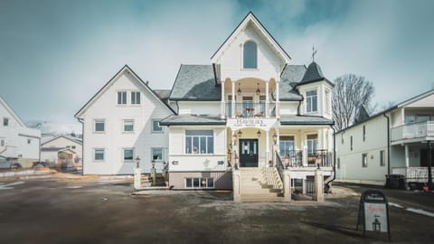 Property building, Day, Street view