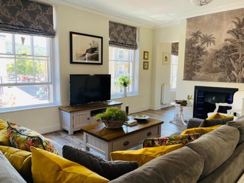 TV and multimedia, Living room, Seating area, Evening entertainment