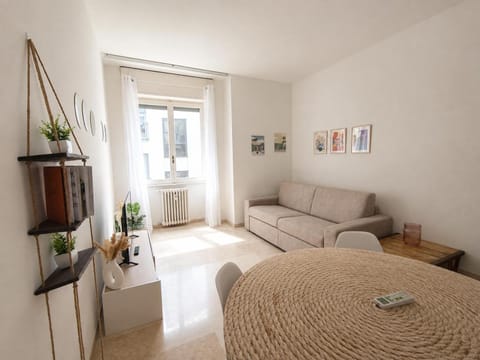 Bed, TV and multimedia, Living room, Photo of the whole room, Seating area, Bedroom