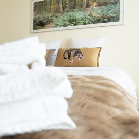 Bed, Bedroom, towels