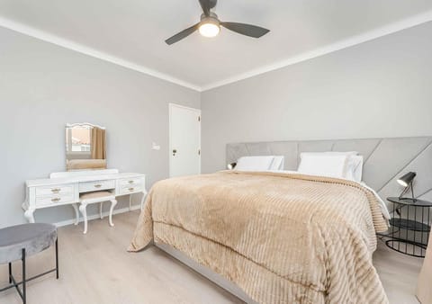 Bed, Bedroom, fireplace