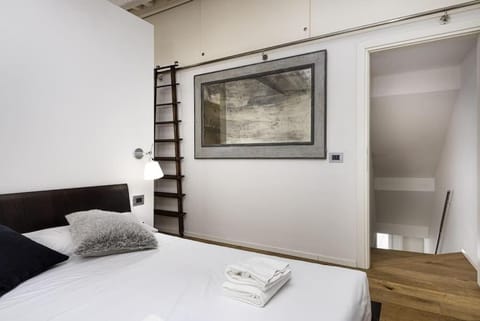 Bed, Photo of the whole room, towels