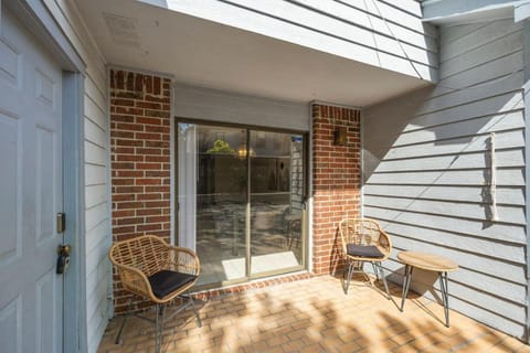 Property building, Patio, Balcony/Terrace