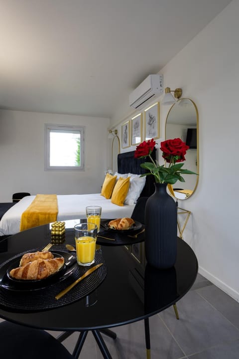 Bed, Photo of the whole room, Dining area