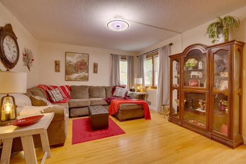 Harmony Home with Fire Pit 5 Mi to Niagara Cave! House in Wisconsin