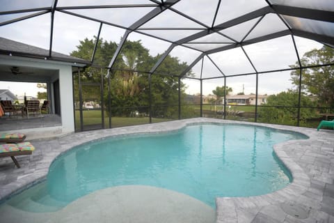 Waterfront Retreat, Heated Pool, Fishing House in Port Charlotte