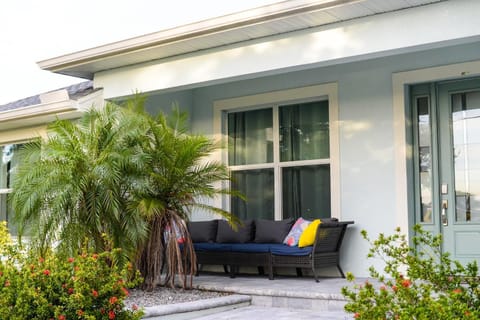 Waterfront Retreat, Heated Pool, Fishing House in Port Charlotte