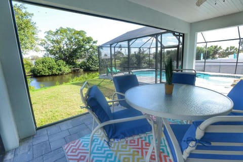 Waterfront Retreat, Heated Pool, Fishing House in Port Charlotte